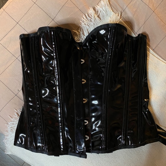 Vinyle corset Handmade in Montreal - Picture 4 of 7